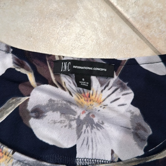 Cold shoulder floral Blouse - Picture 2 of 3